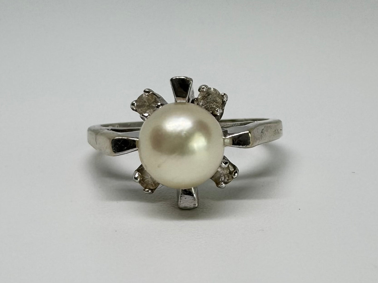10K gold ring set with pearl & Diamonds