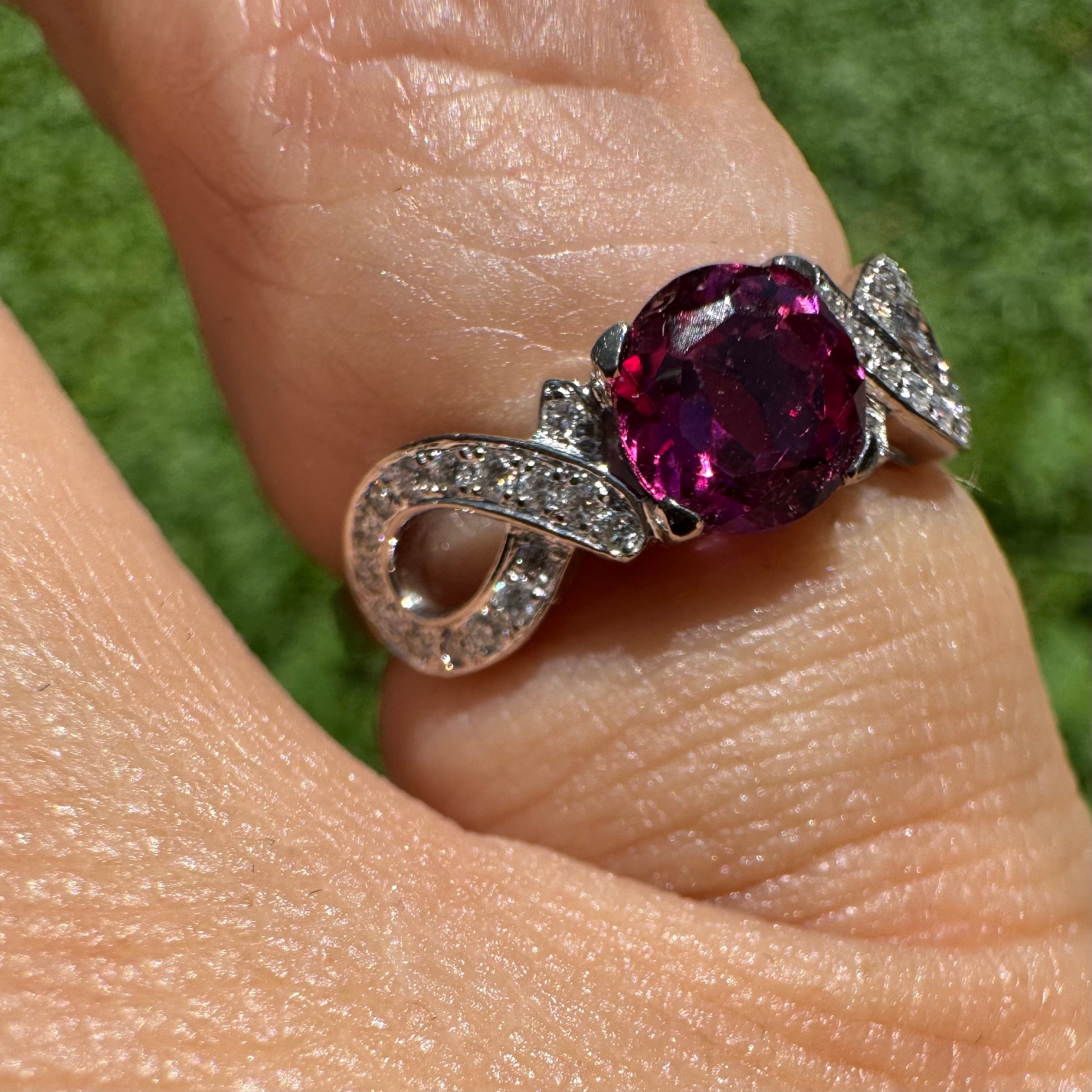 טבעת זהב לבן 18 קראט משובצת אבן טורמלין בצבע ורוד ויהלומים