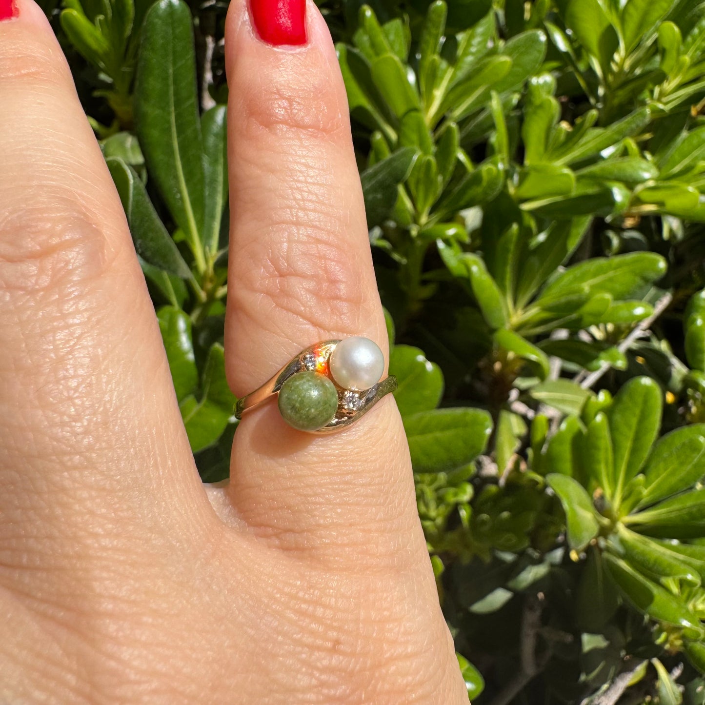 טבעת זהב צהוב משובצת פנינה, אבן סרפנטיין ויהלומים