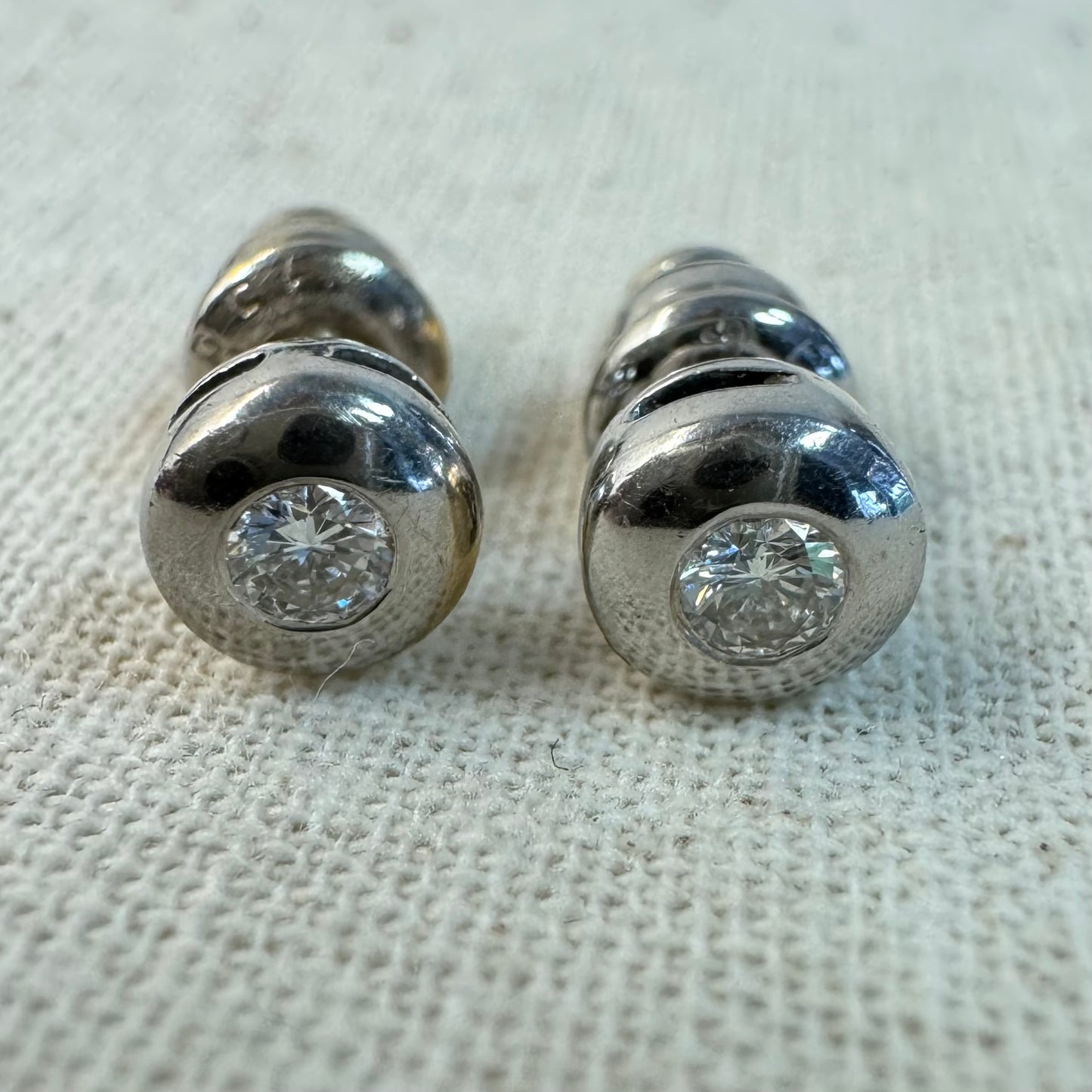 עגילי זהב 18K משובצים ביהלום מרכזי אחד