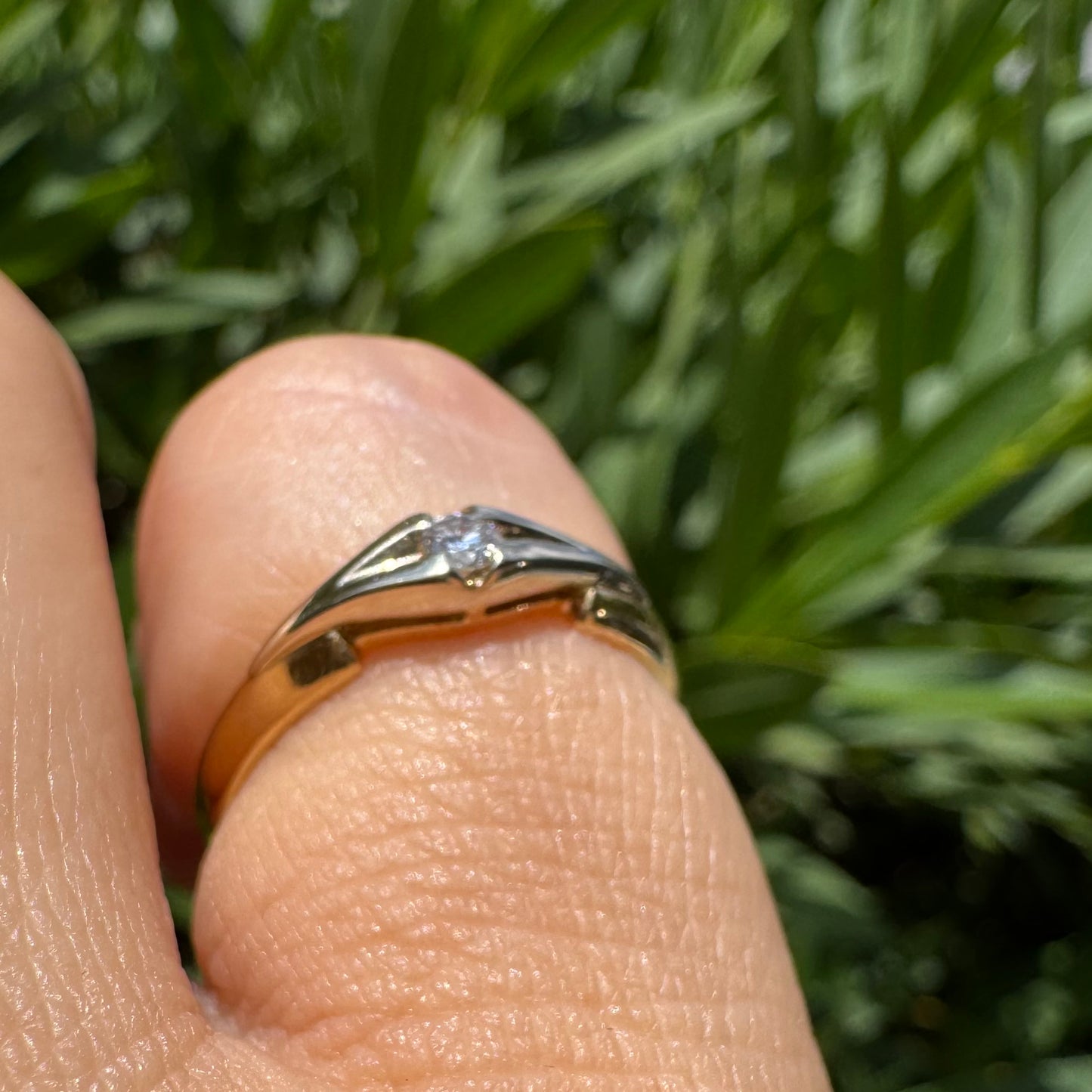 18K gold ring featuring a single round Diamond