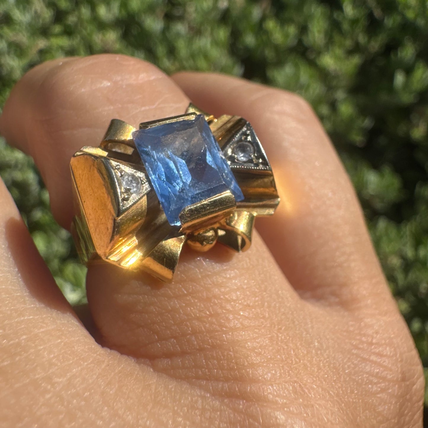 18K gold bow ring, set with a rectangular Blue Topaz gemstone at the center