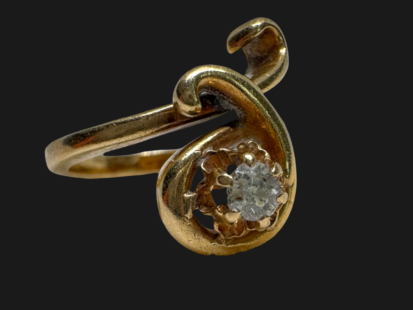 14K gold ring set with a brilliant-cut Diamond, embraced by a flowing, sculptural gold design