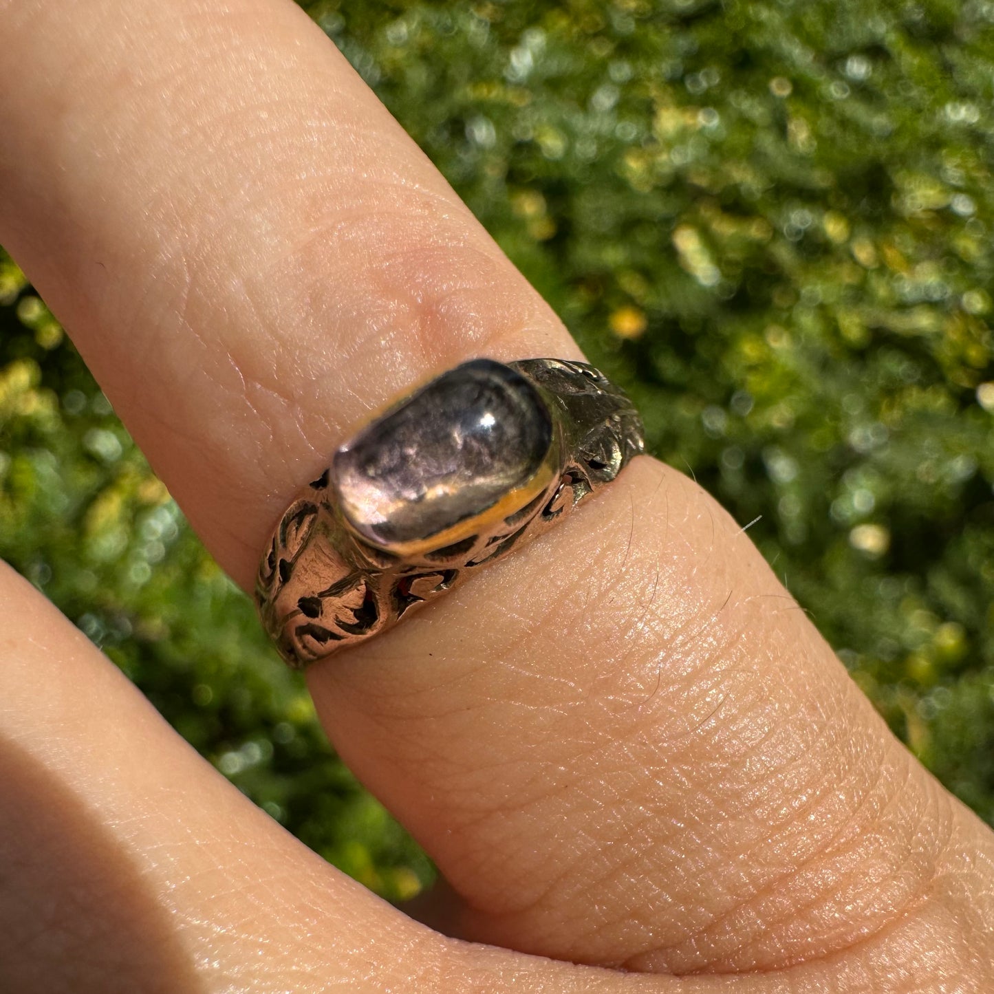 טבעת עתיקה זהב 10 קראט משובצת אבן סגולה