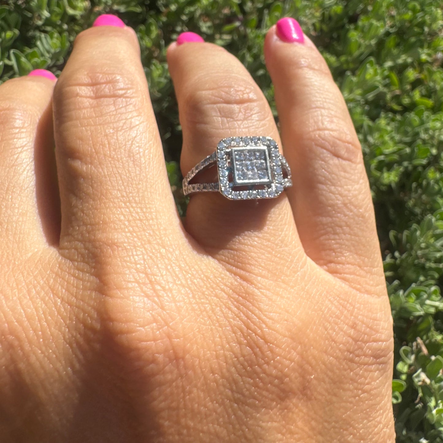 18K gold ring set with Diamonds in various cuts