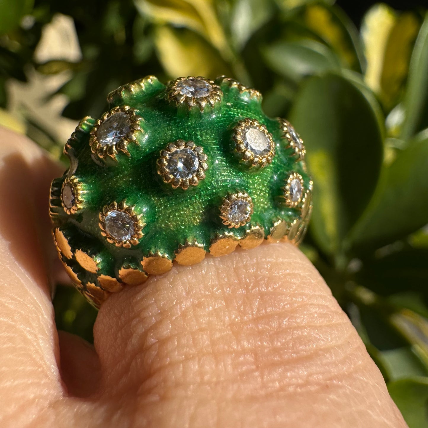 18K gold ring set with Enamel & Diamonds