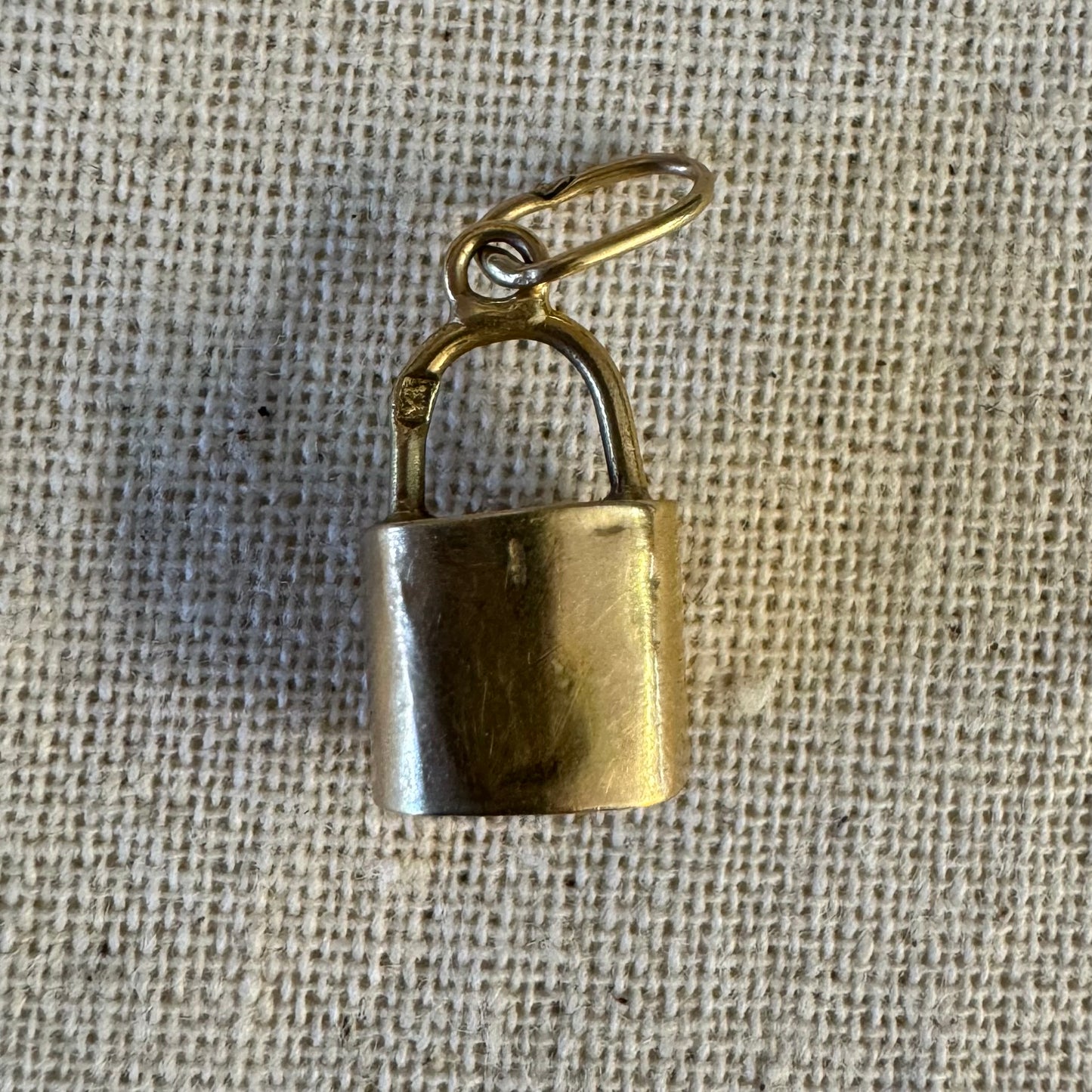 18K gold Lock (Yale) pendant