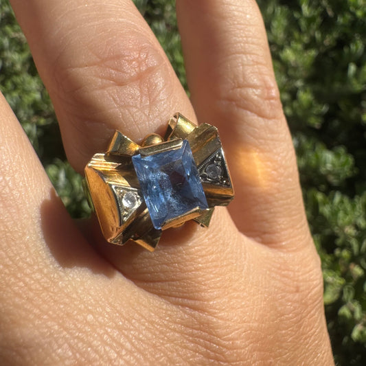 18K gold bow ring, set with a rectangular Blue Topaz gemstone at the center