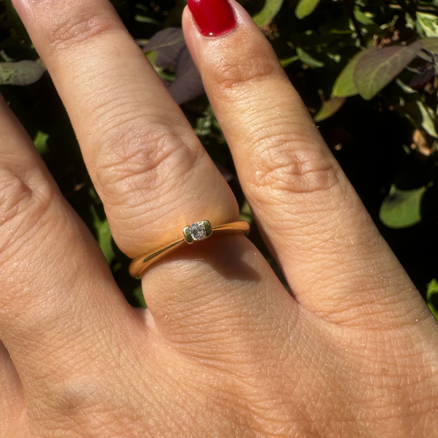 18K gold ring set with one center Diamond