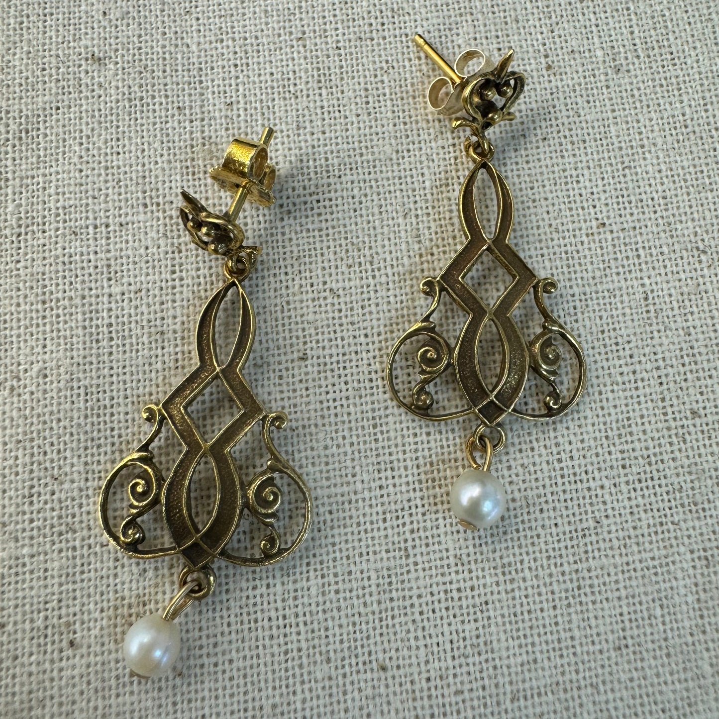 עגילי טיפה זהב 14K משובצים עם פנינה