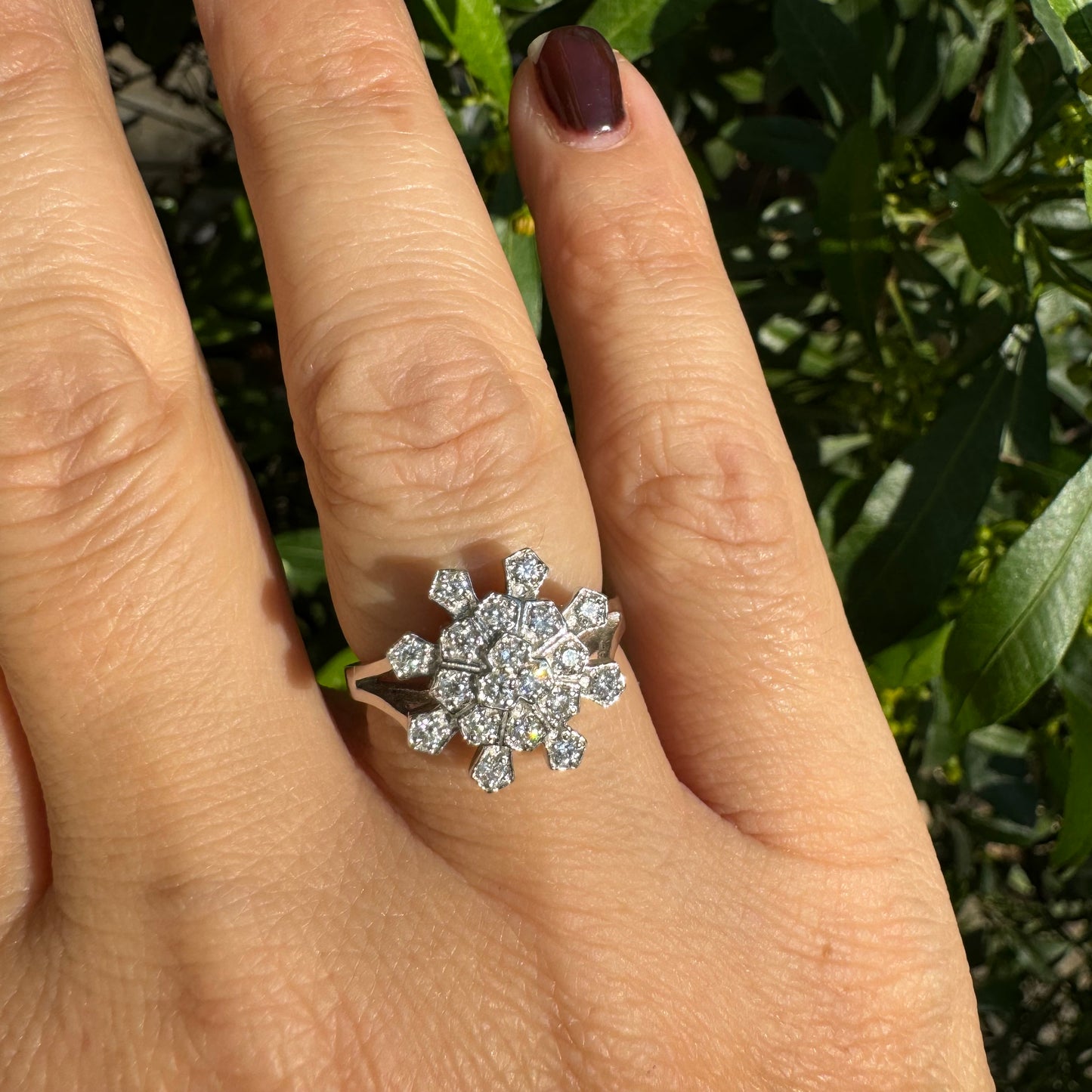 14K white gold ring set with Diamonds in a floral geometric pattern