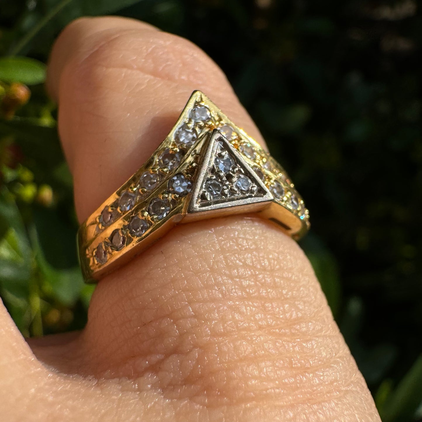 18K gold ring set with Diamonds