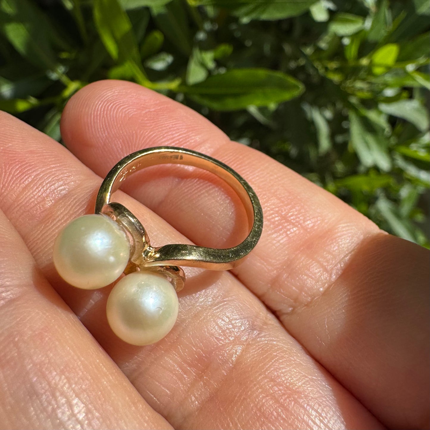 14K gold ring set with 2 Pearls