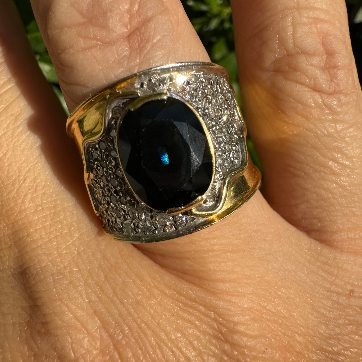 18K gold ring set with Sapphire & Diamonds