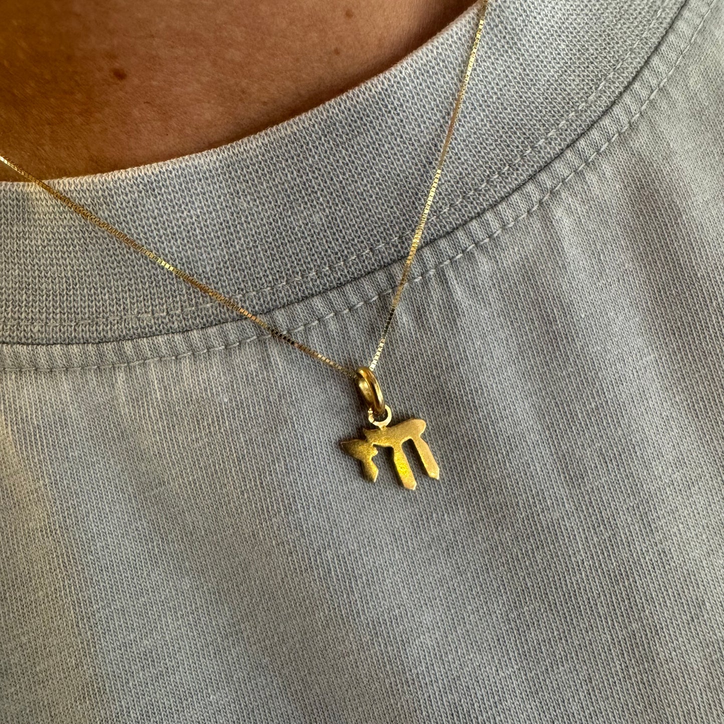 18K gold “CHAI” pendant