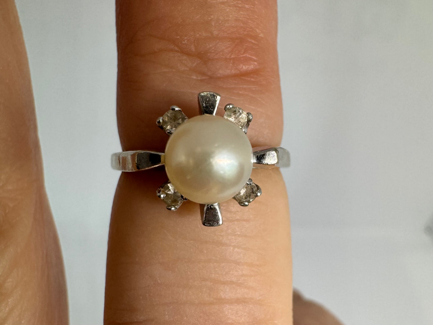 10K gold ring set with pearl & Diamonds