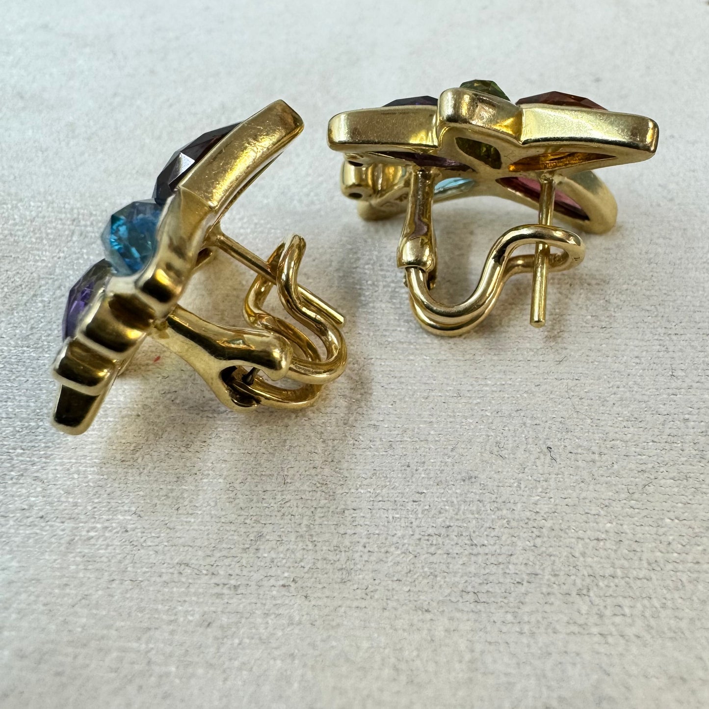 עגילי זהב צהוב 14 קראט צמודים לאוזן משובצים מבחר אבני חן ויהלומים.