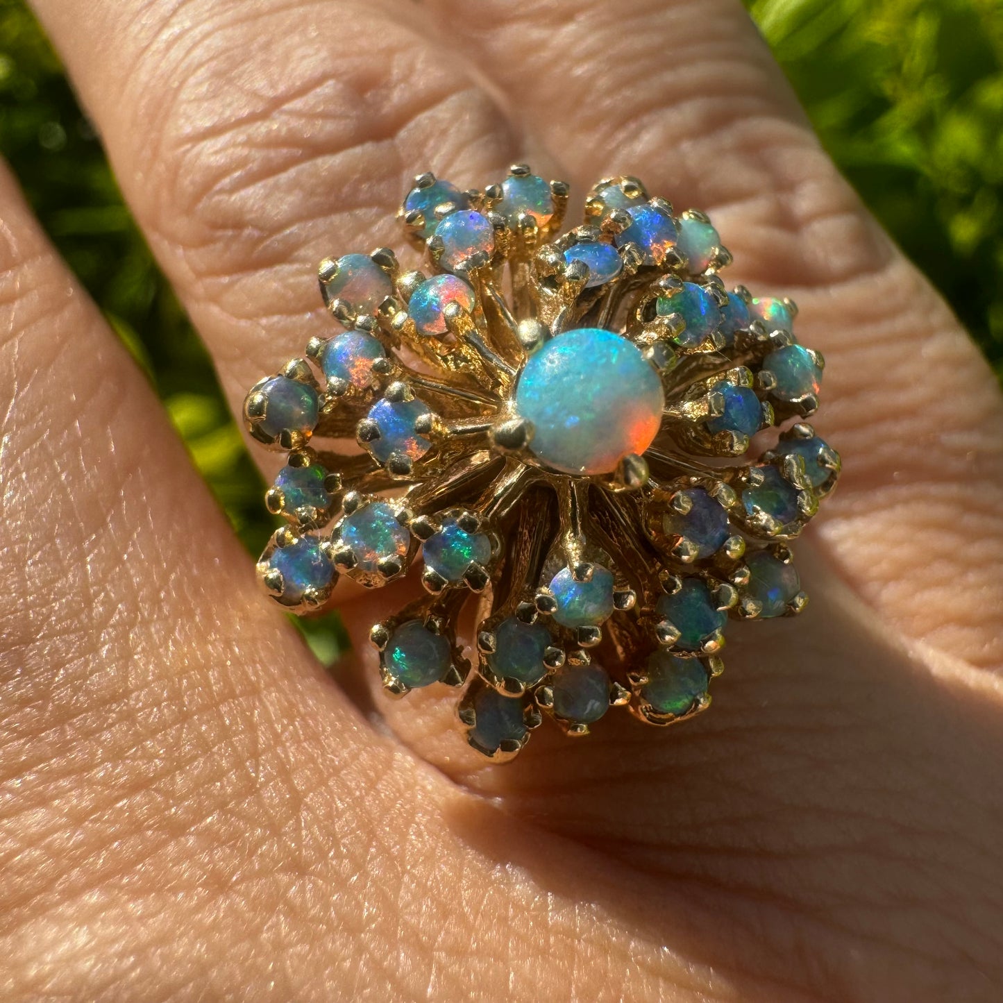 טבעת זהב צהוב 14 קראט משובצת אבני אופל עם צבעים מתחלפים