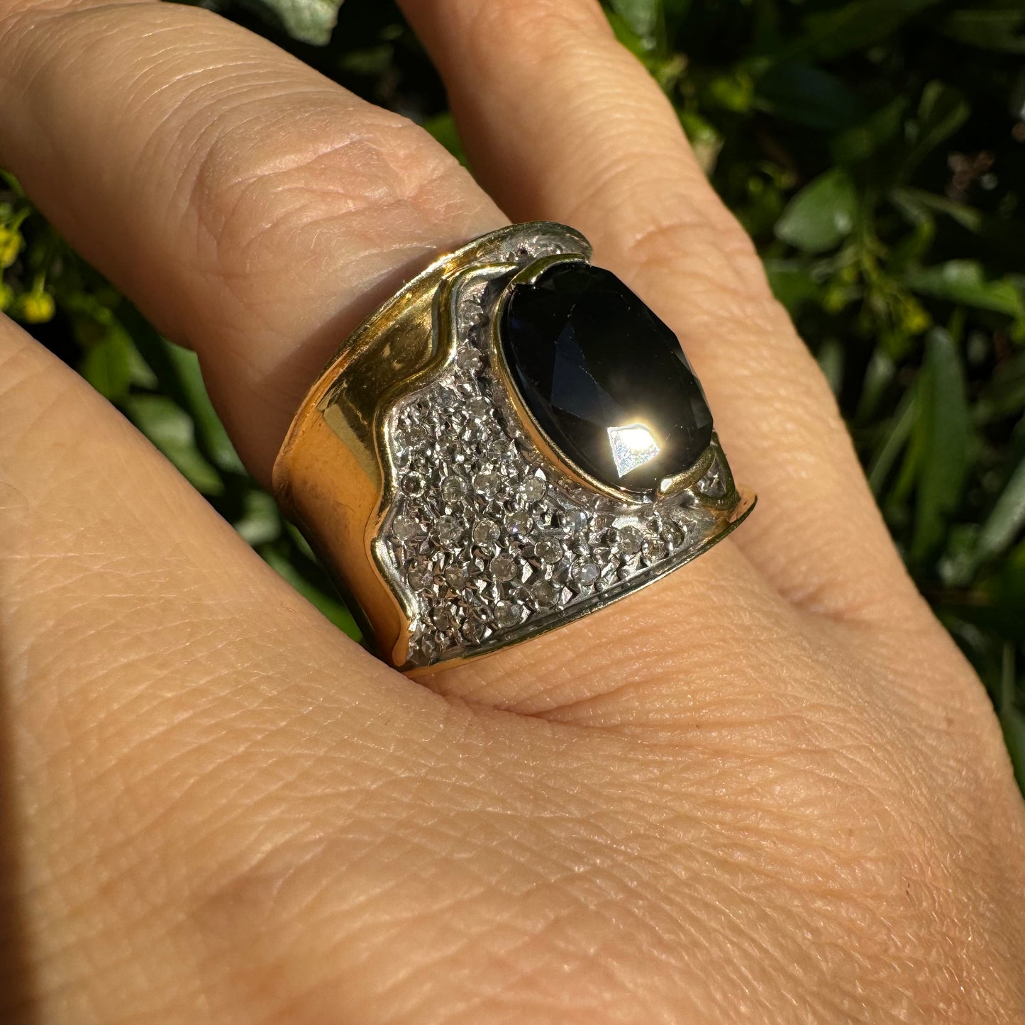 18K gold ring set with Sapphire & Diamonds