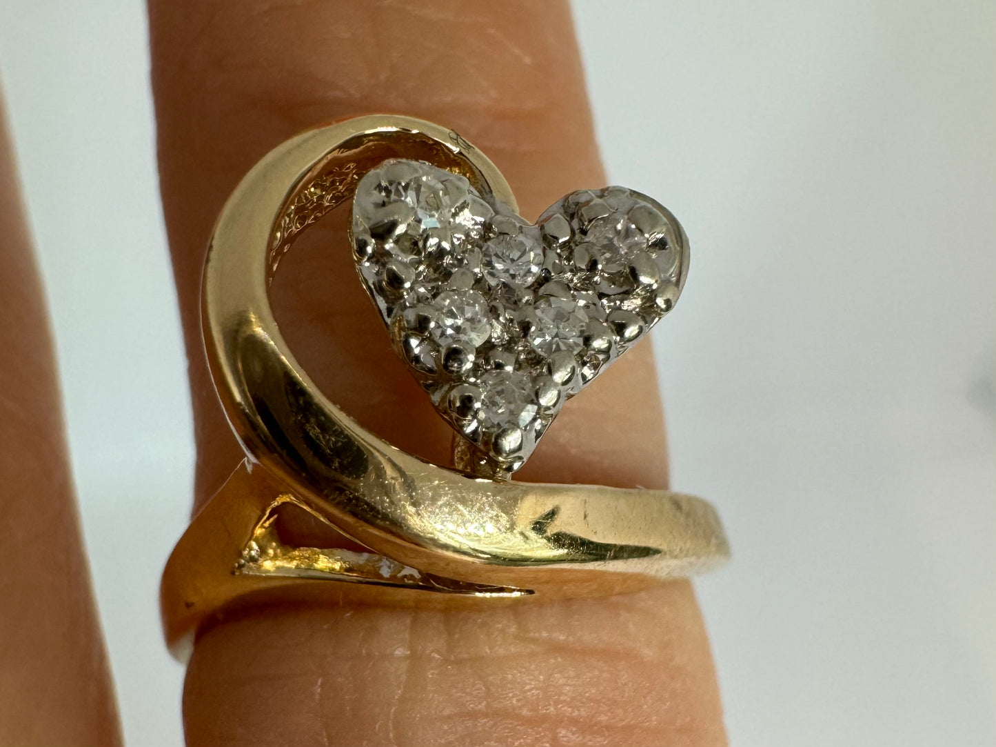14K gold ring set with sparkling diamonds in a heart-shaped motif