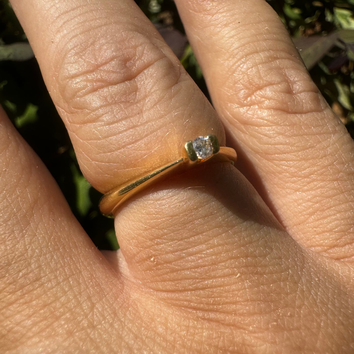 18K gold ring set with one center Diamond