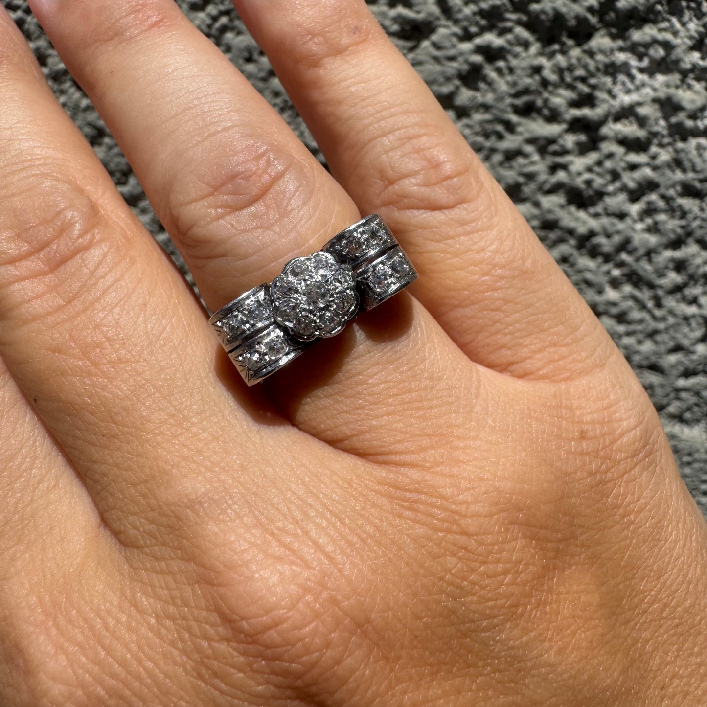 18K gold ring featuring a flower-shaped design set with antique Diamonds