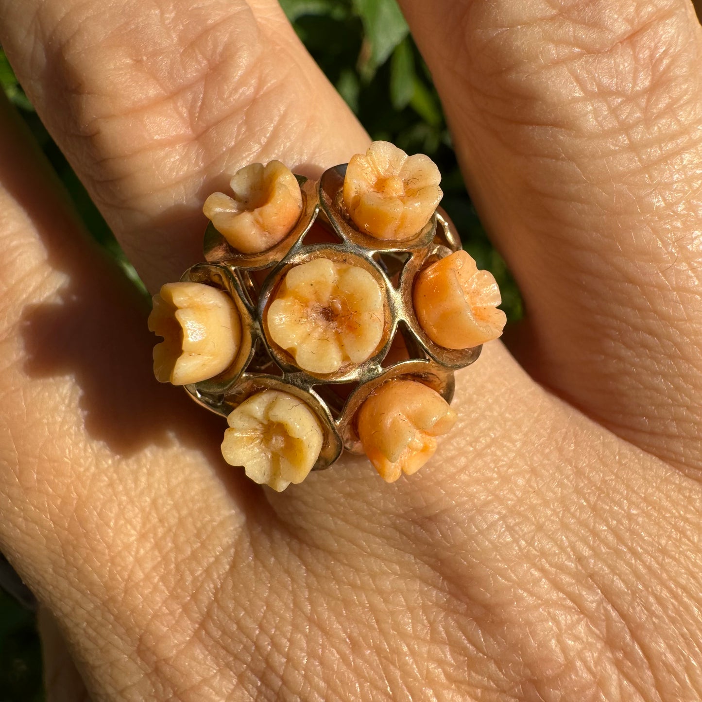 טבעת זהב צהוב 9 קראט , פרחי קורל מגולפים בגוונים של כתום חם