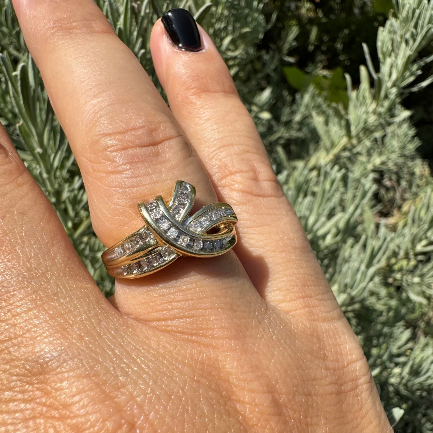 14 Gold ring set with rows of shimmering Diamonds