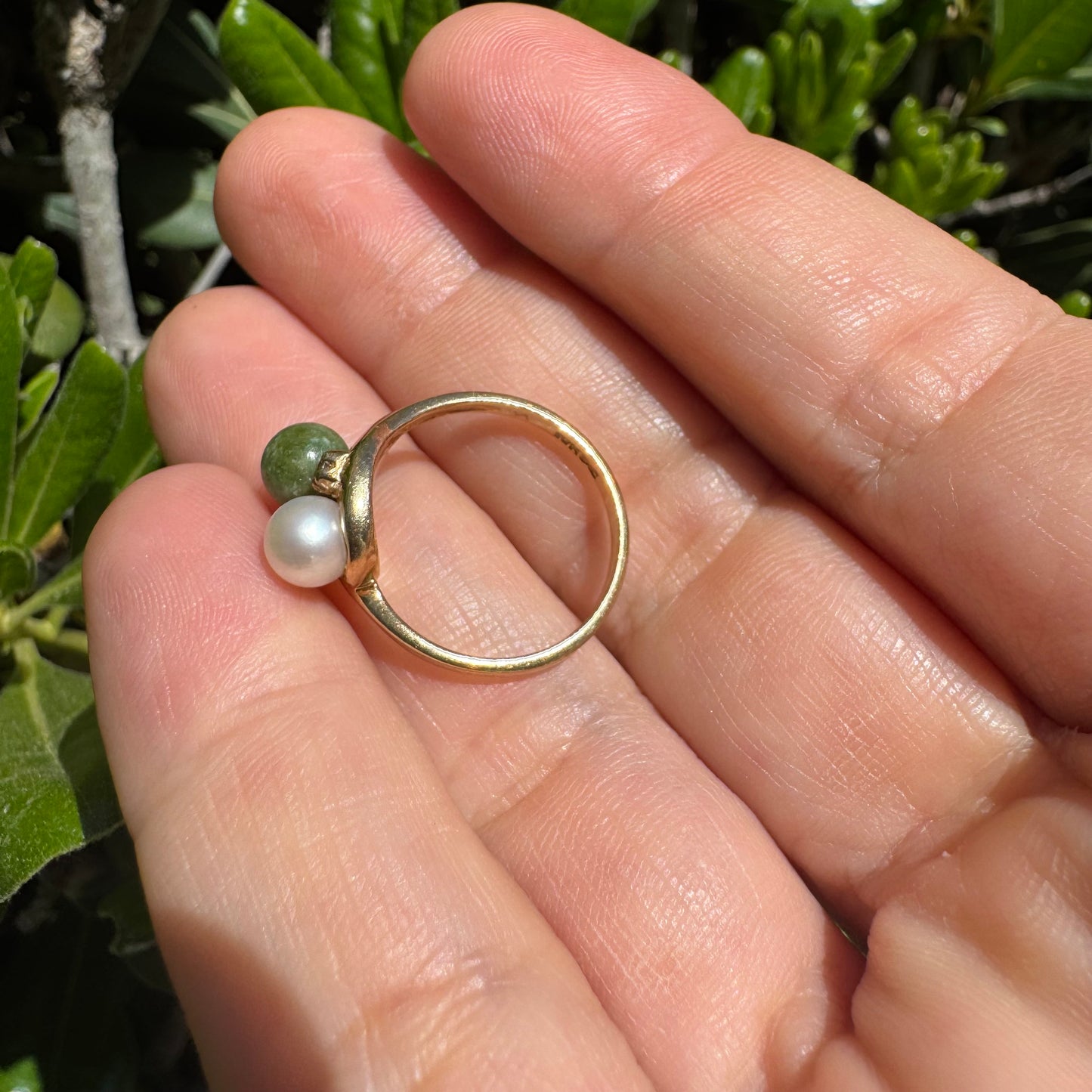 טבעת זהב צהוב משובצת פנינה, אבן סרפנטיין ויהלומים