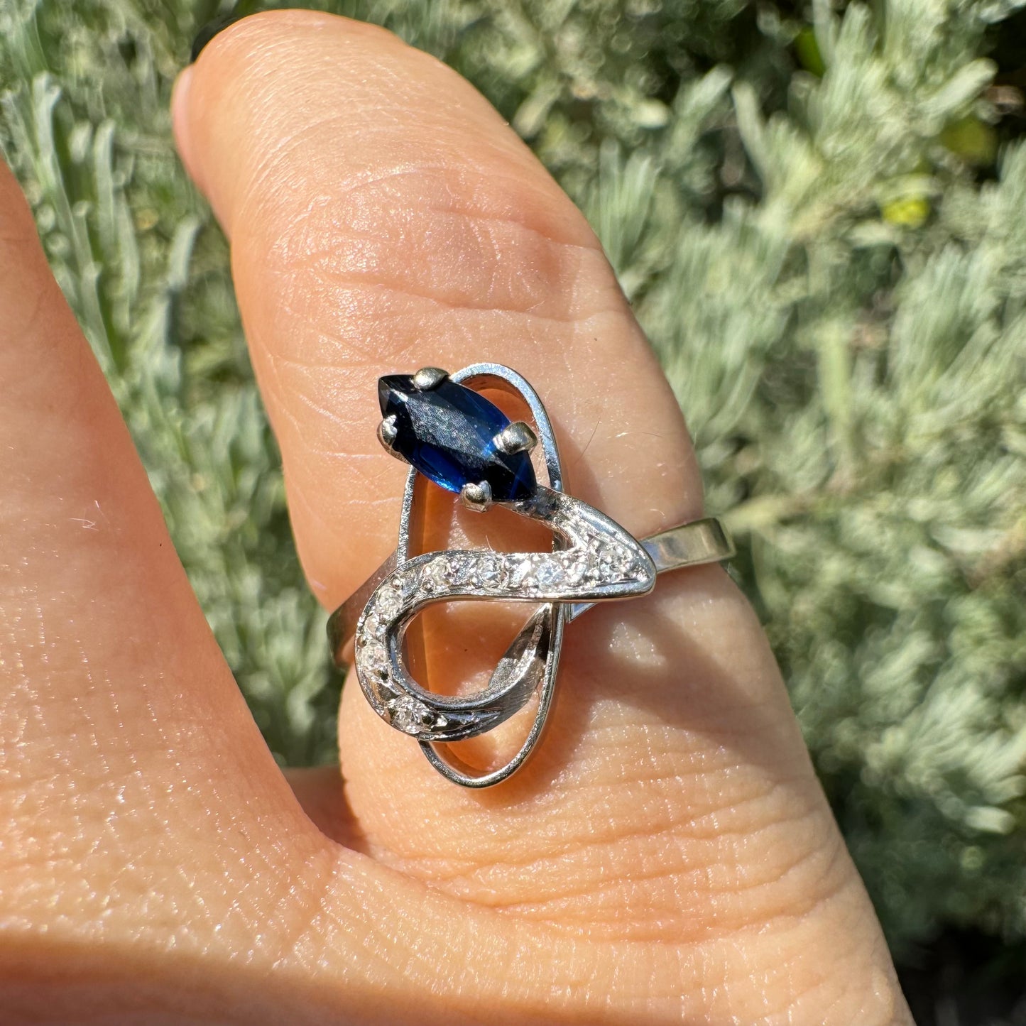 18K gold ring set with Sapphire & Diamonds