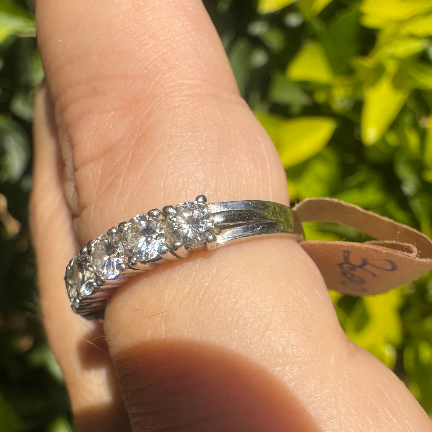 18K gold ring set with Diamonds