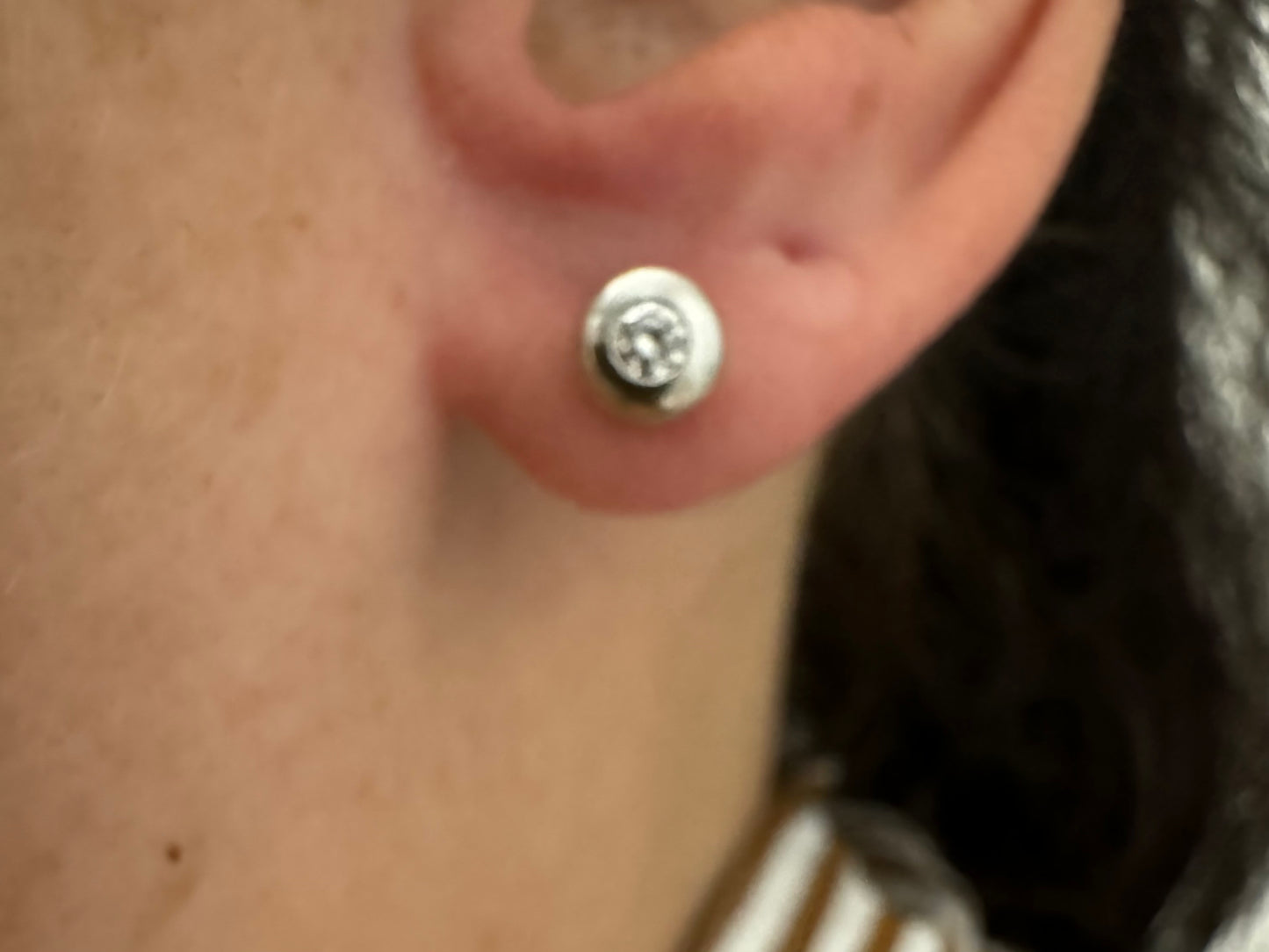 עגילי זהב 18K משובצים ביהלום מרכזי אחד