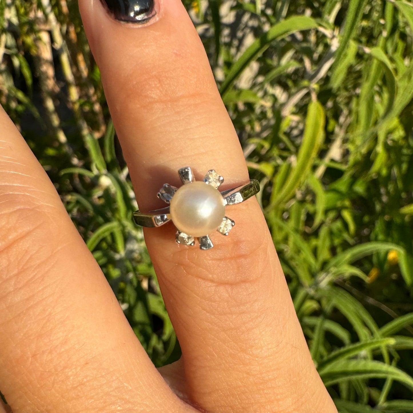 10K gold ring set with pearl & Diamonds