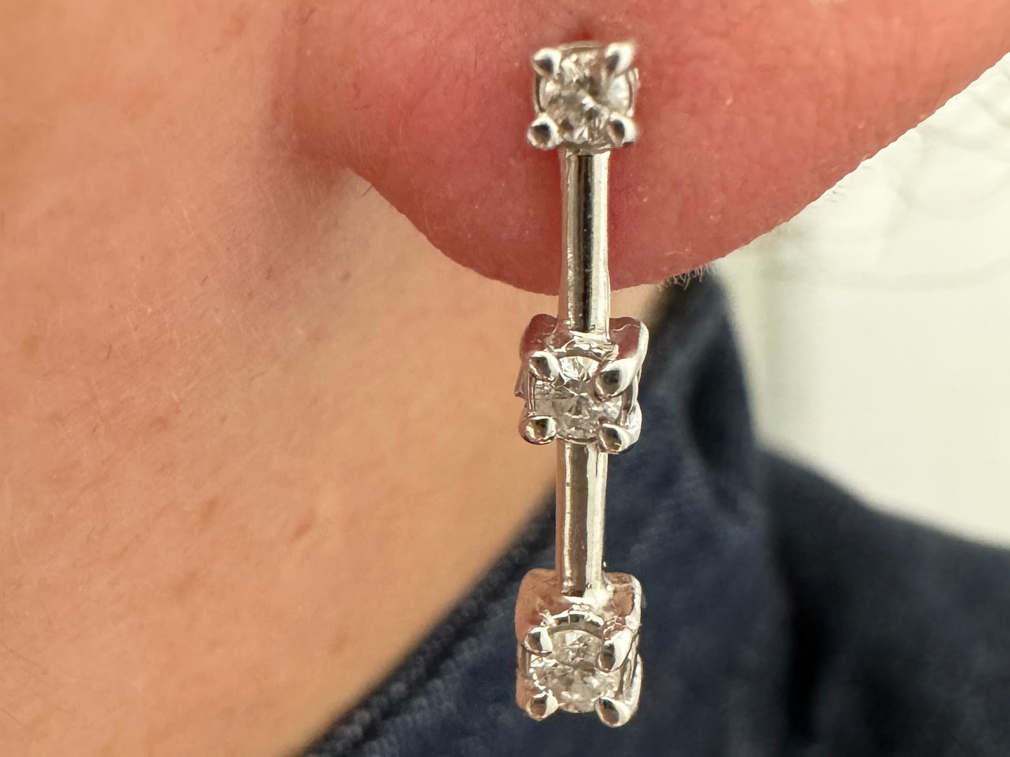 עגילי טיפה זהב 14K משובצים 3 יהלומים