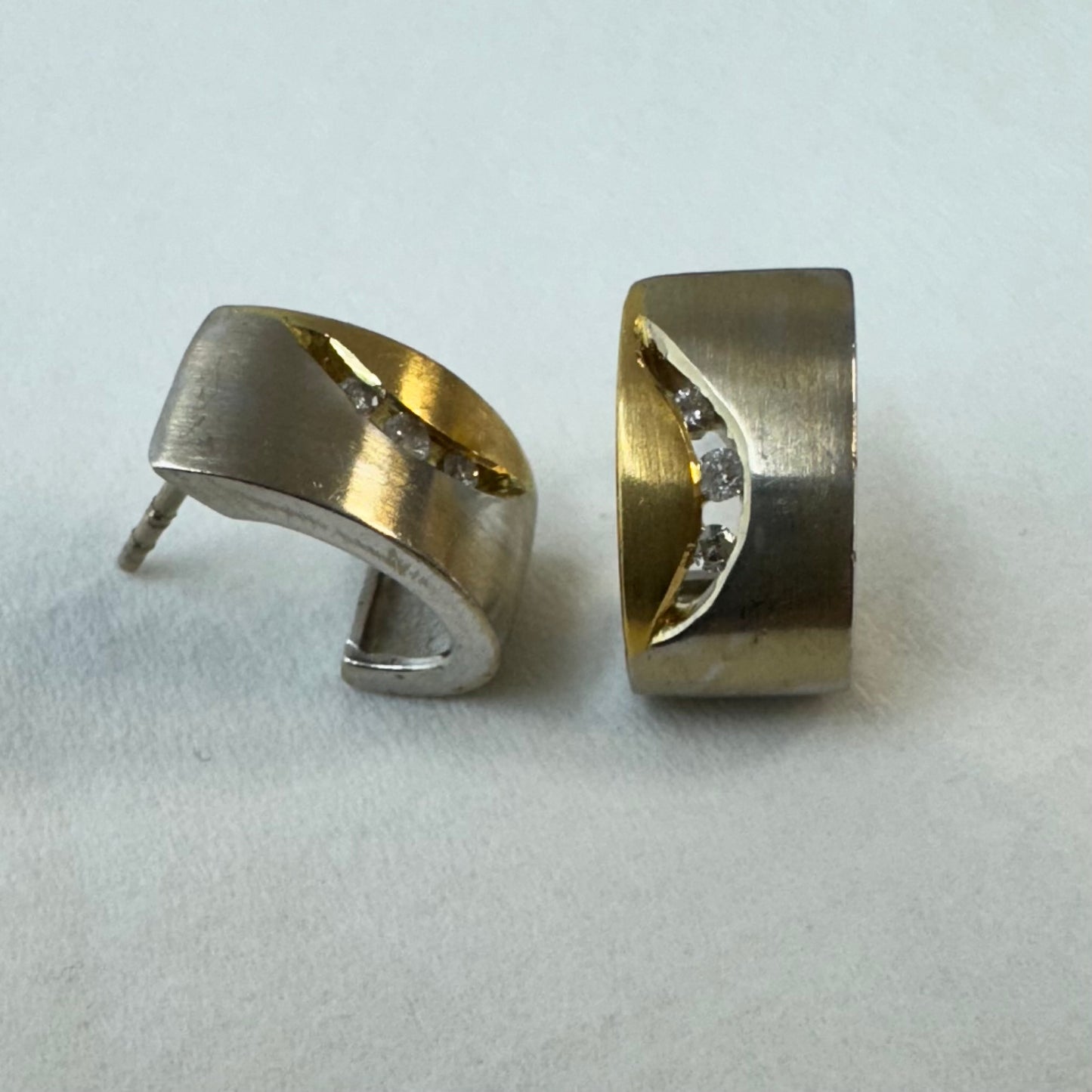 עגילי זהב 18K משובצים יהלומים