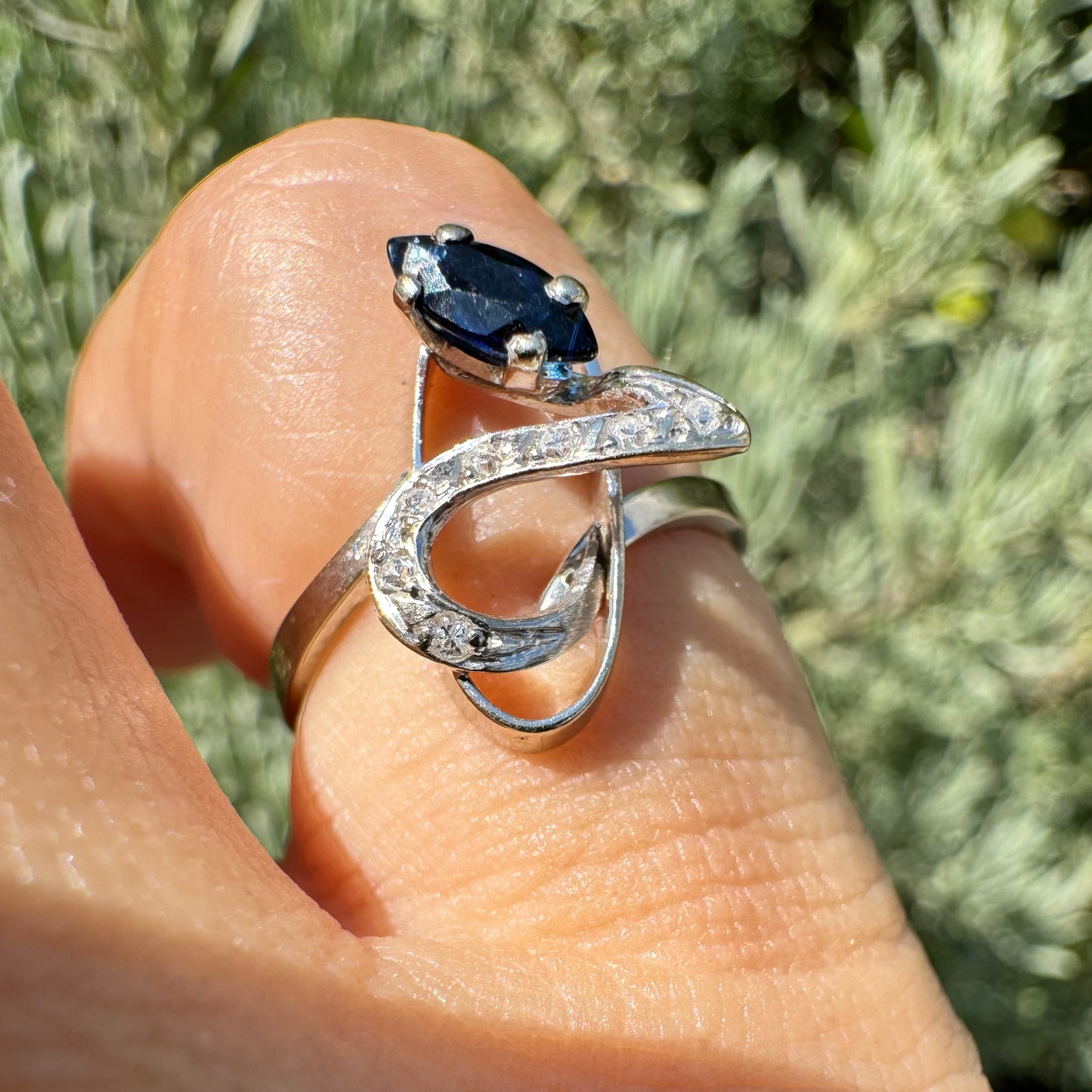 18K gold ring set with Sapphire & Diamonds