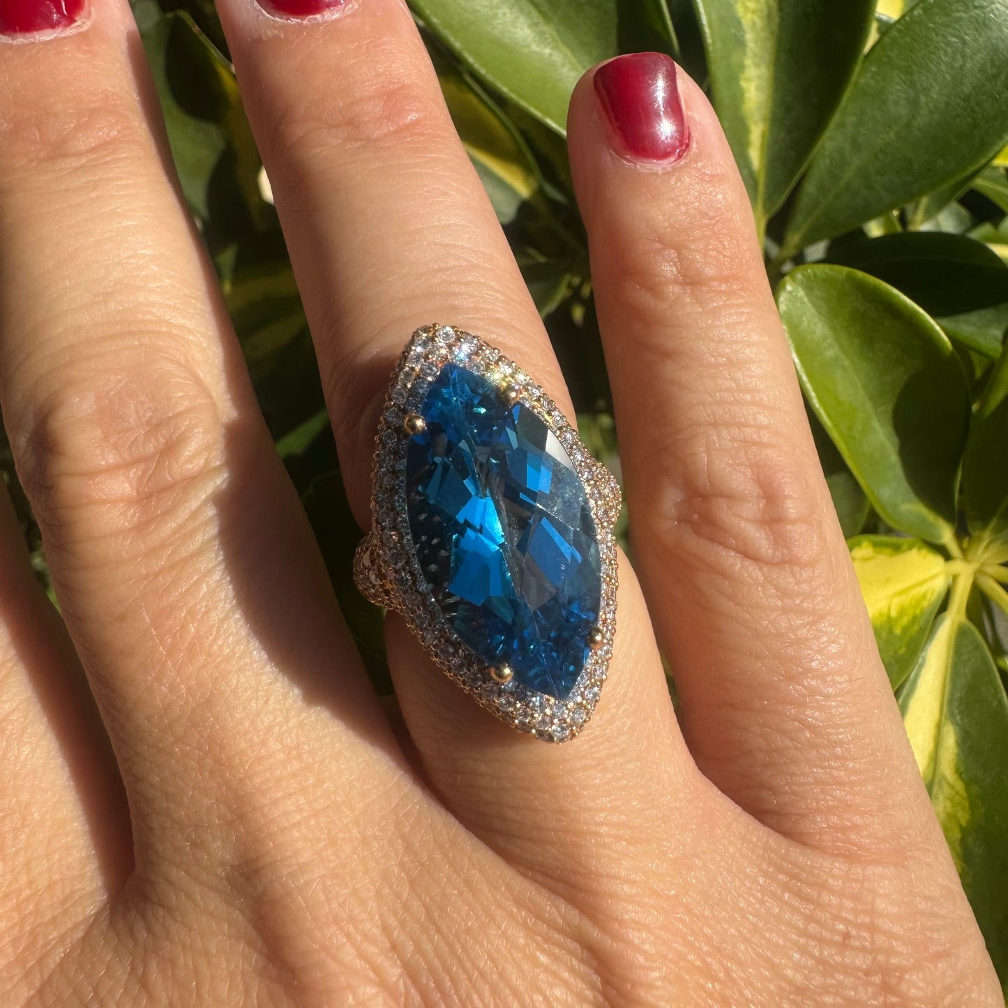 18K gold ring set with Blue Topaz & Diamonds