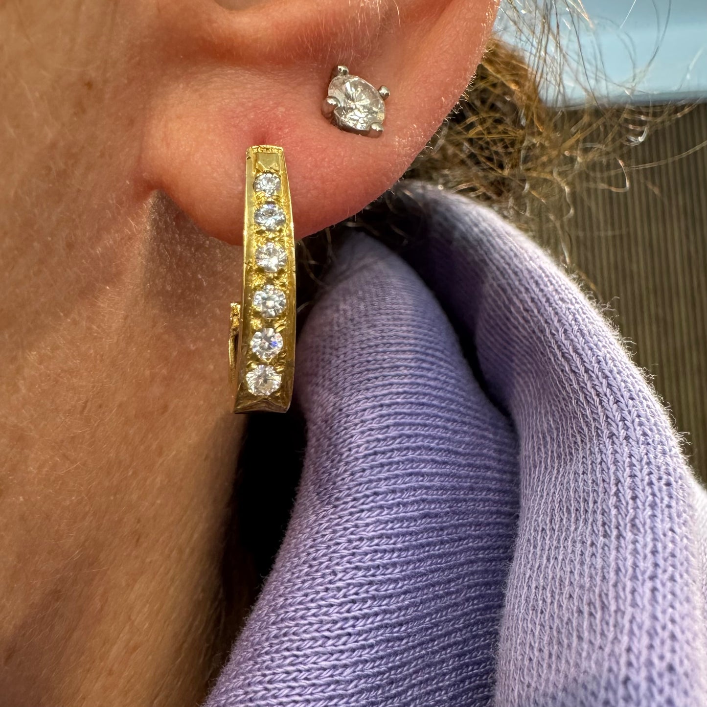 עגיל זהב צהוב 14 קראט בעיצוב אלגנטי ומודרני, משובץ שורת אבני חן שקופות שמעניקות ברק עדין ומדויק.