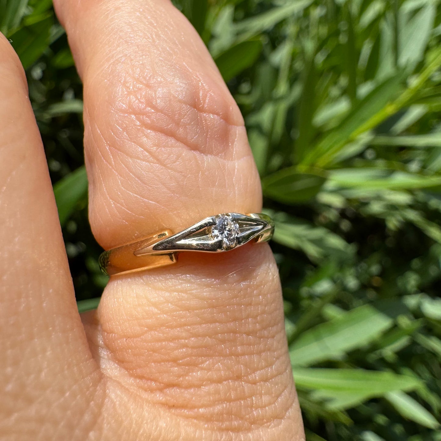 18K gold ring featuring a single round Diamond