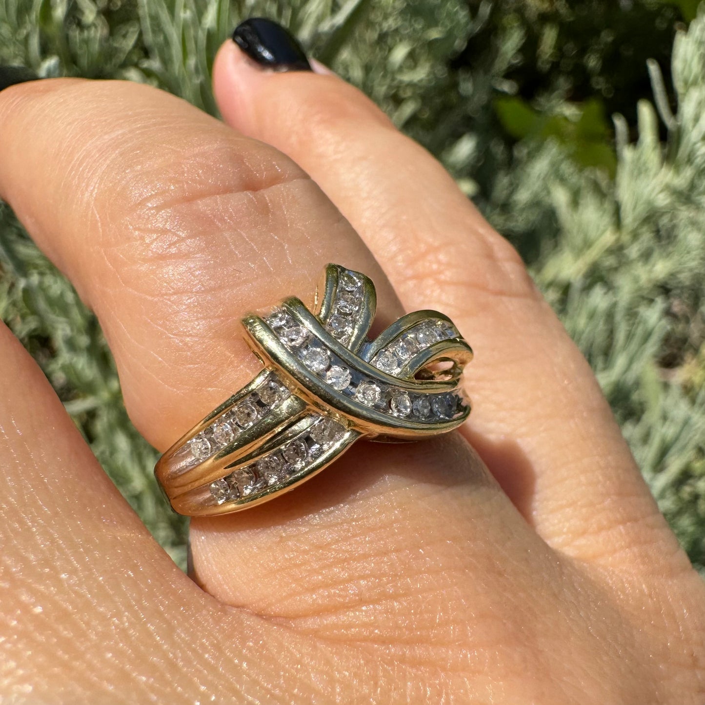 14 Gold ring set with rows of shimmering Diamonds