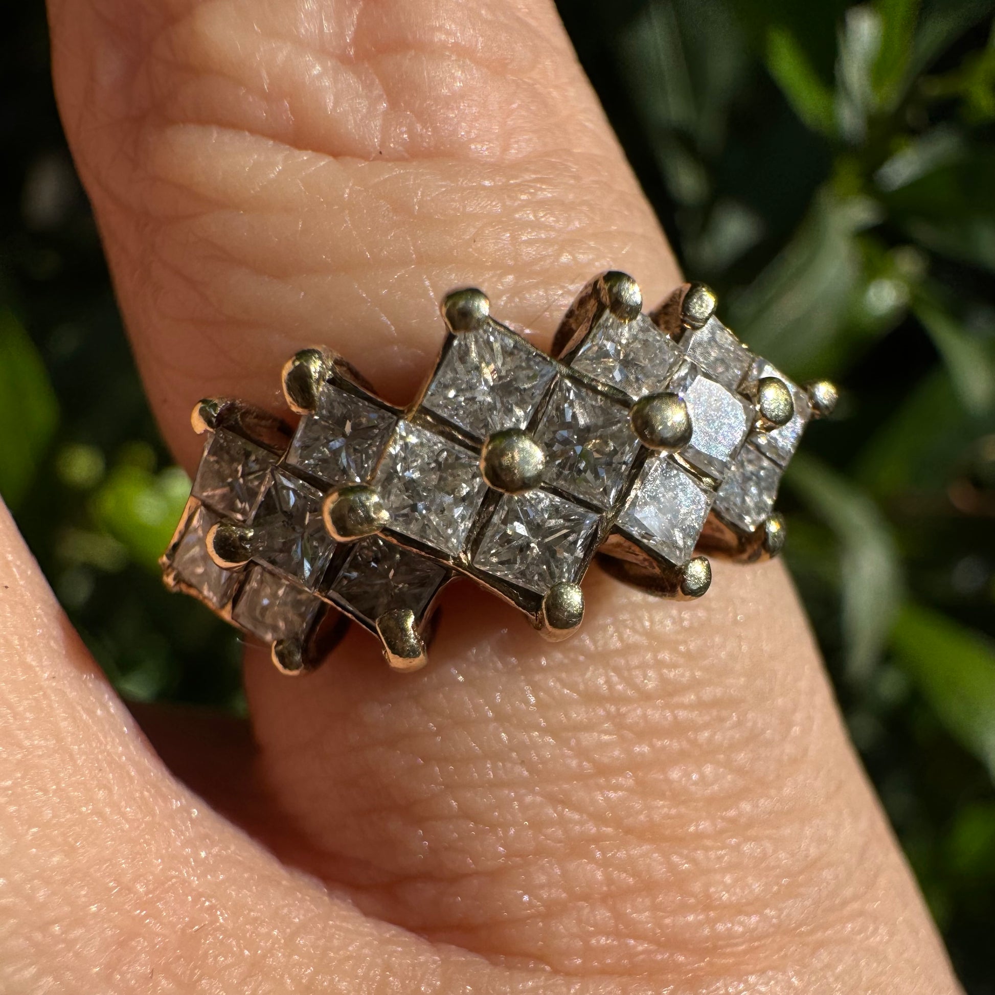 טבעת זהב צהוב 14 קראט משובצת יהלומים בחיתוך מרובע