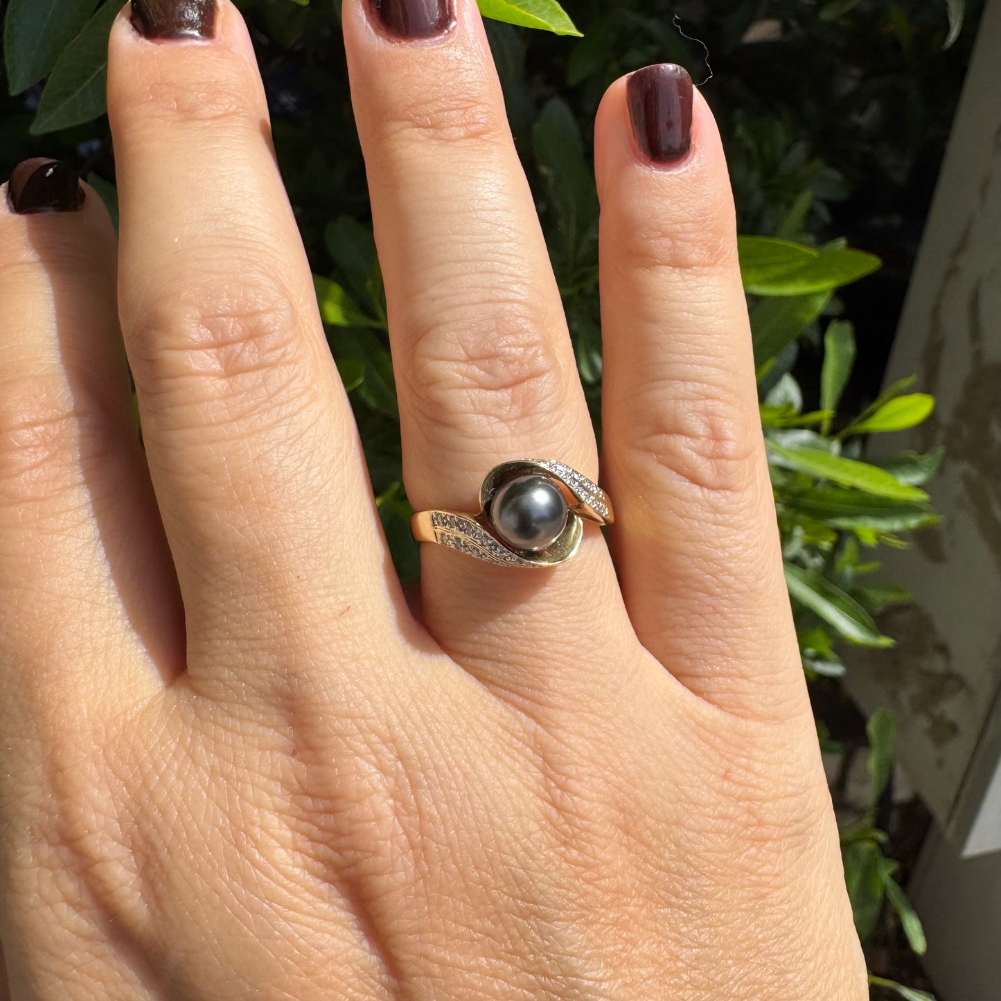 14K gold ring set with Black Pearl & Diamonds