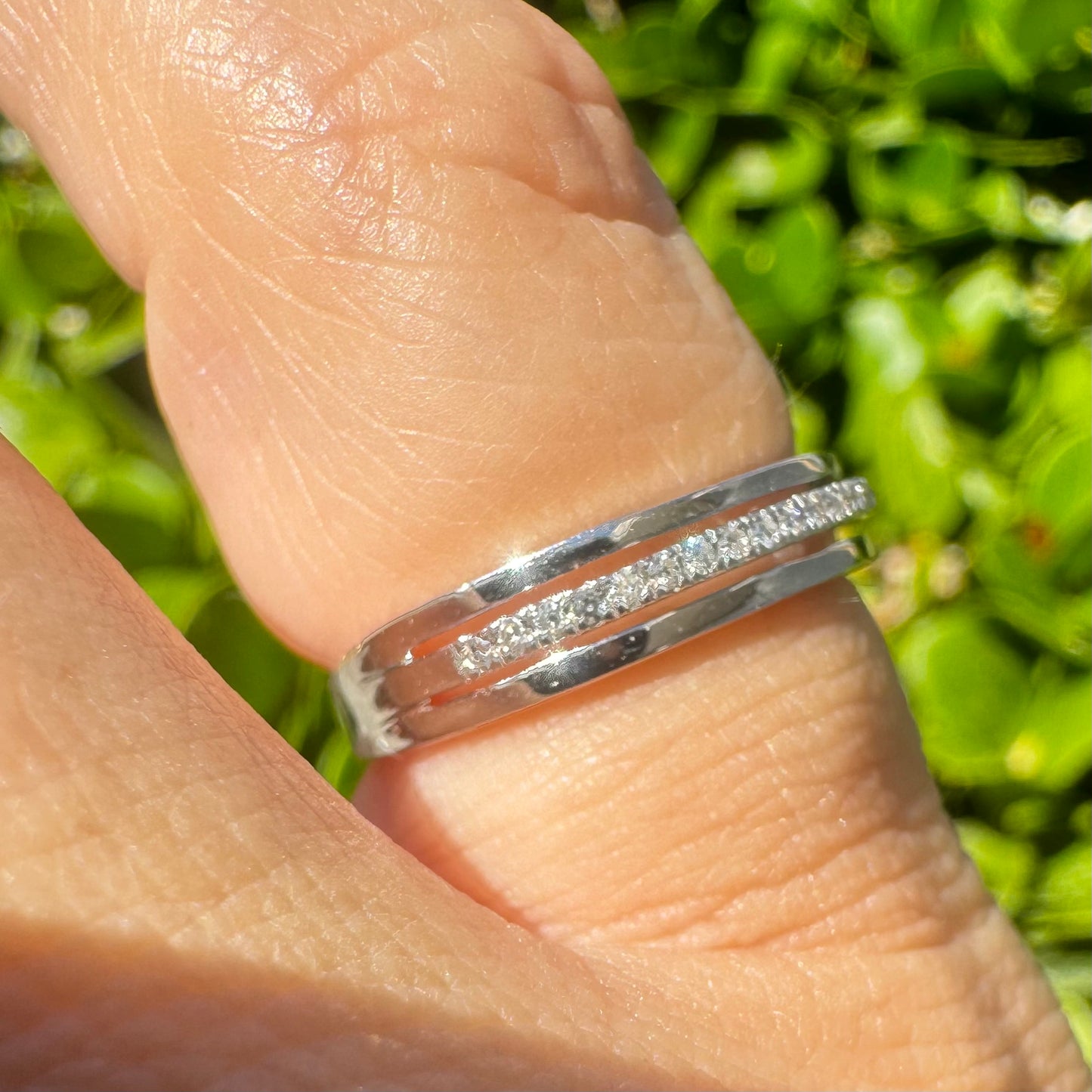 18K gold ring set with Diamonds