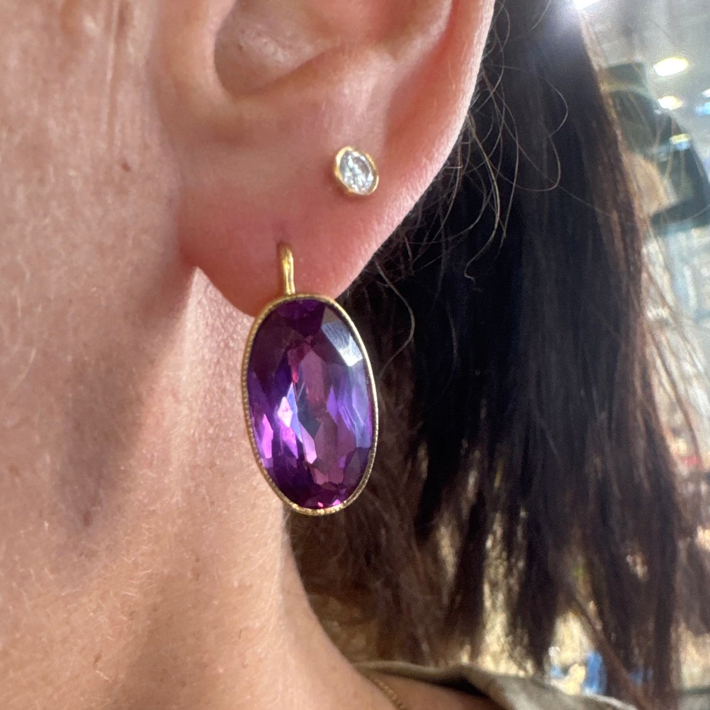 עגילי זהב צהוב 18 קראט, תלויים קצרים, משובצים באבני אמטיסט סגולות בחיתוך אובלי עמוק.