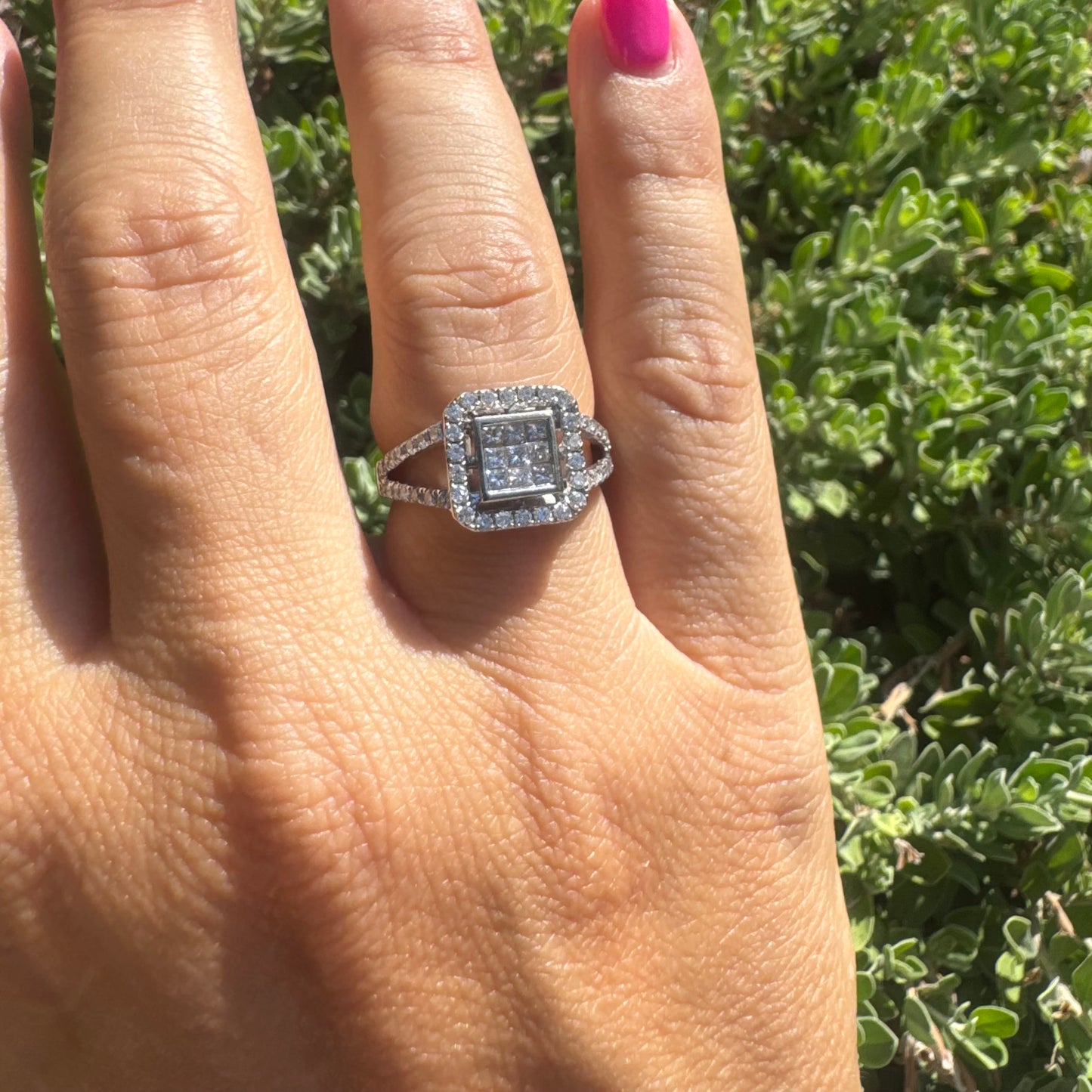 18K gold ring set with Diamonds in various cuts