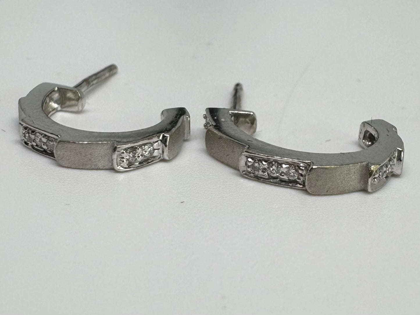 עגילי חישוק זהב 18K משובצים יהלומים