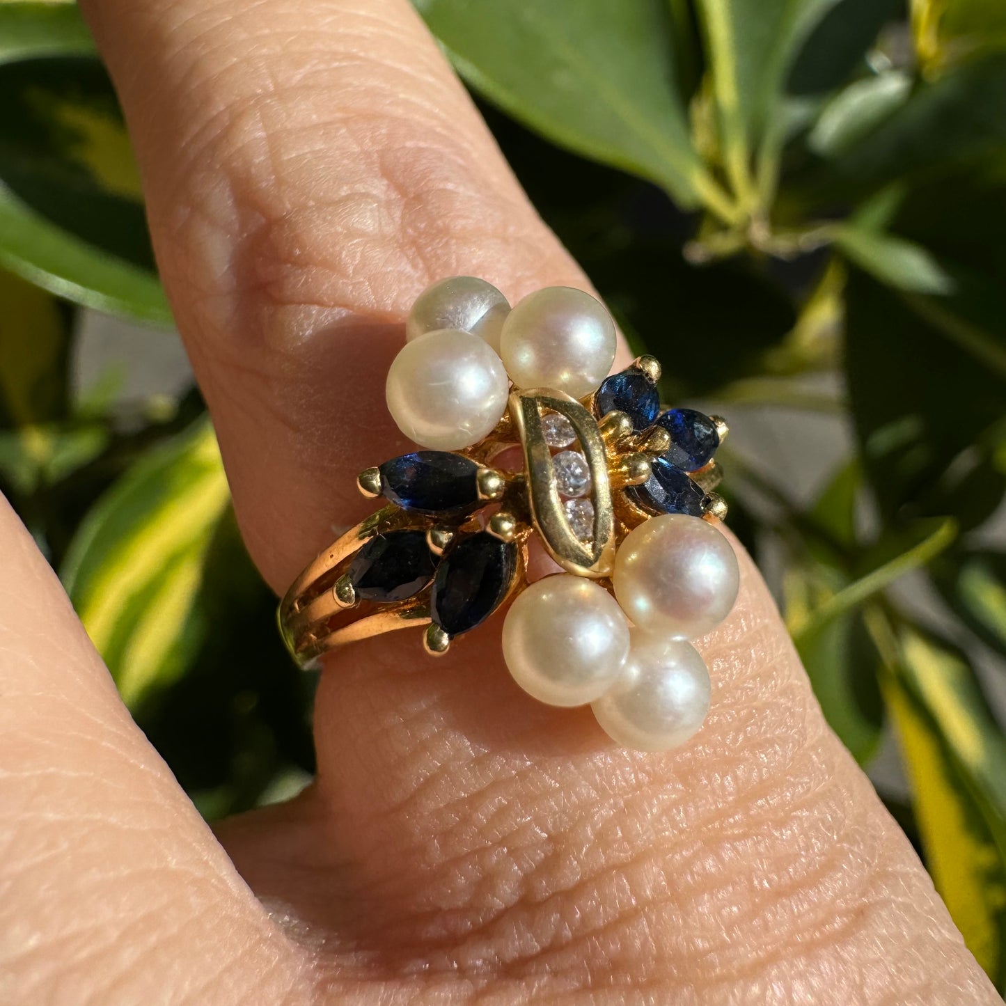 18K gold floral-inspired ring set with Diamonds, Sapphire & Pearls