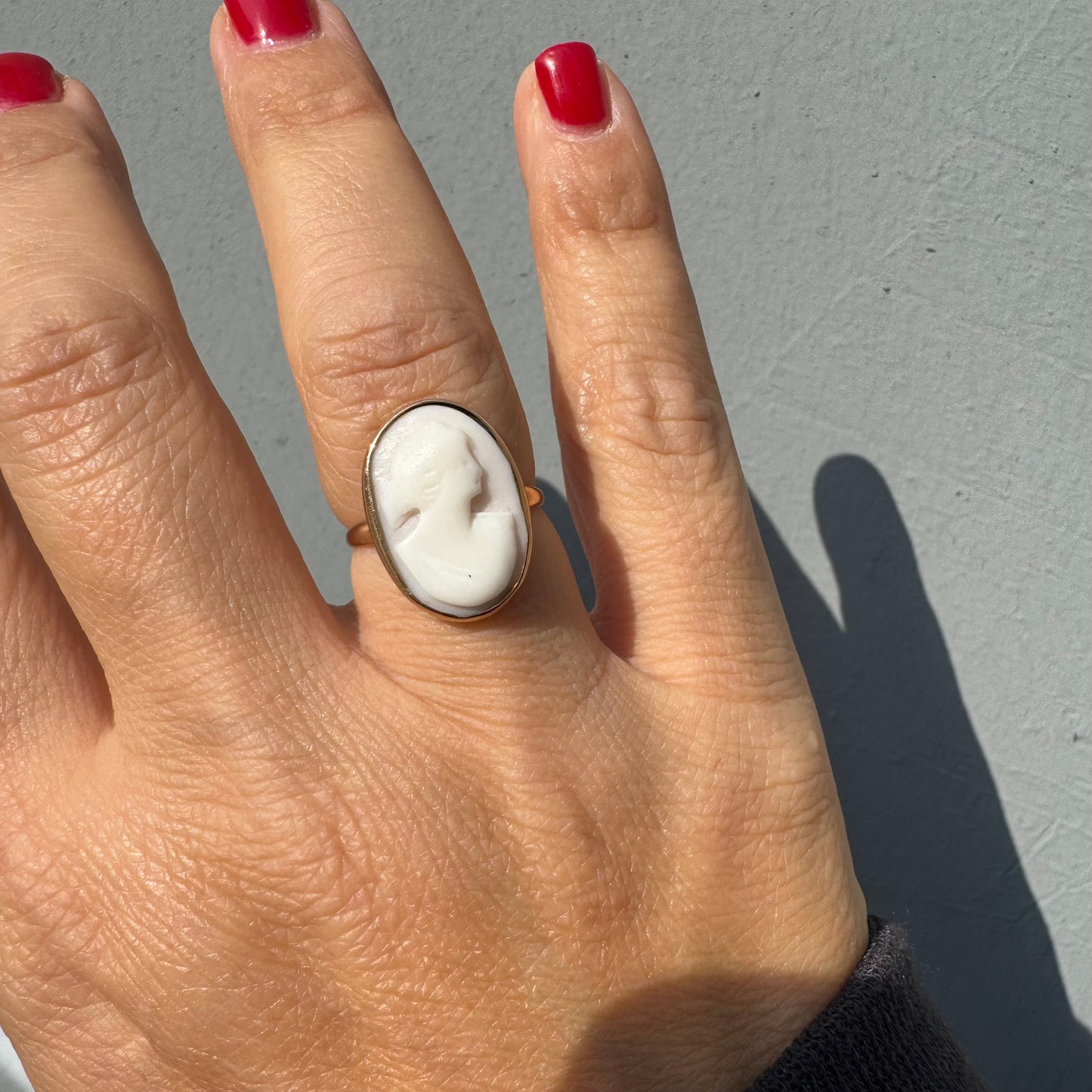 טבעת זהב 14 קראט משובצת קמאו קלאסי.