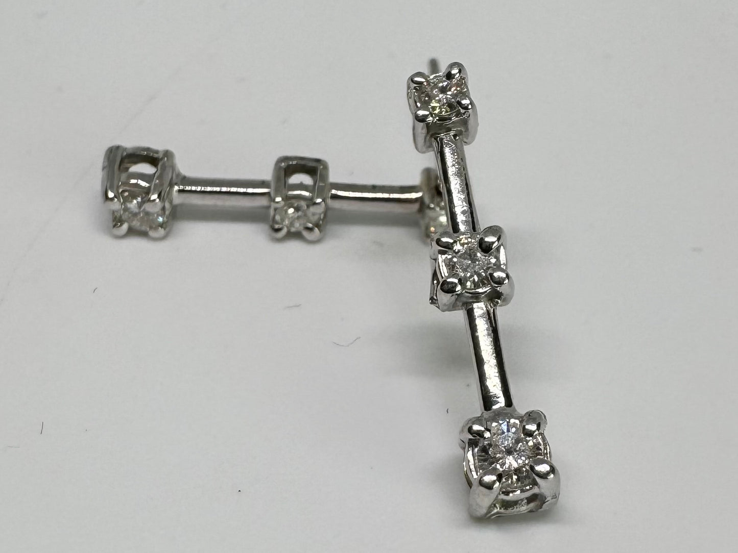 עגילי טיפה זהב 14K משובצים 3 יהלומים