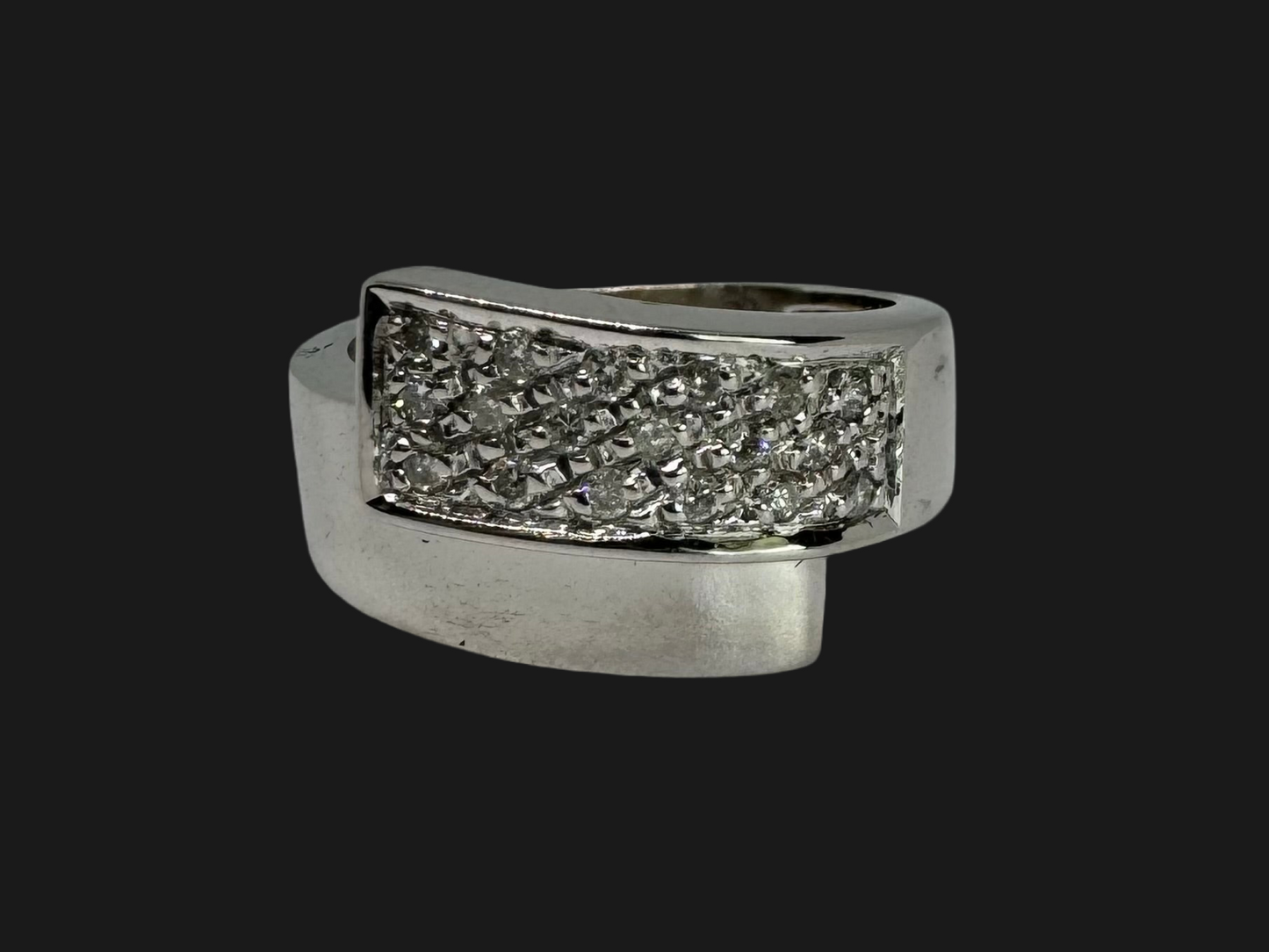 טבעת זהב לבן 18 קראט משובצת יהלומים